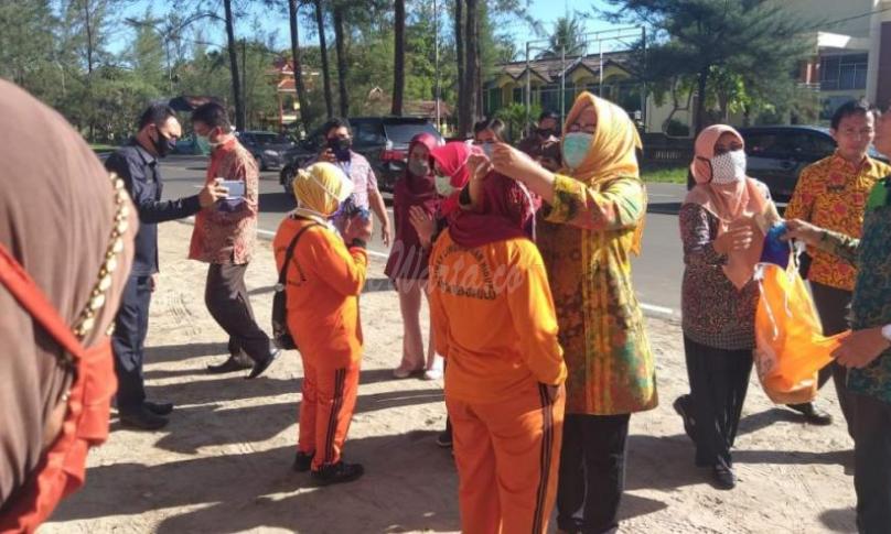 Pemberian masker kepada pasukan kuning kota Bengkulu.