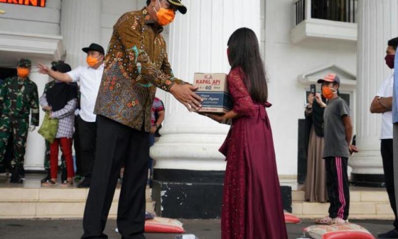 Ihsan saat ikut menyalurkan bantuan bahan pangan kepada masyarakat Kepahiang di kantor bupati Kepahiang, Jumat (17/4).