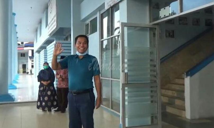 HE (54), pasien pertama positif Covid-19 dinyatakan sembuh oleh tim kesehatan RSUD M. Yunus