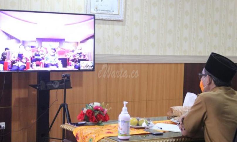 Asisten III Setda Provinsi Bengkulu Gotri Suyanto, saat mengikuti Video Conference bersama Inspektur Jenderal (Irjen) Kemendagri RI, di Ruang Pola Provinsi Bengkulu, Senin (20/4).