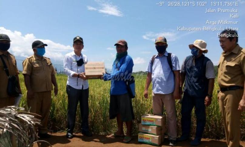 Ricky usai mewakili Gubernur memberikan bantuan pada petani, di Kemumu, Bengkulu Utara, Selasa (21/4).