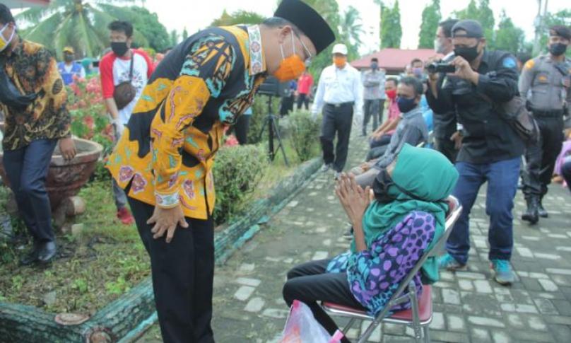 Siapa mereka? Yaitu sopir angkot, tukang ojek, tukang becak, pedagang kantin sekolah, kelompok disabilitas, kuli panggul, karyawan yang di PHK.