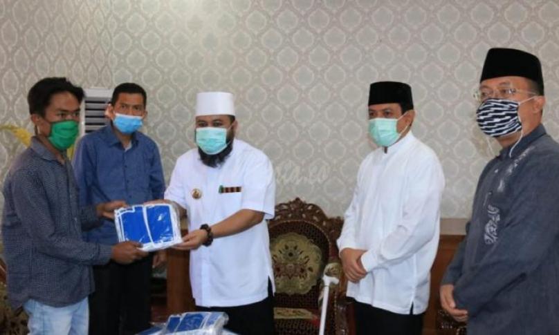 Tim relawan untuk penanganan Covid-19. Dari tanggal 6 sampai hari ini tim relawan masih berada di posko-posko. Jadi kami minta bantuan masker kepada pak walikota,
