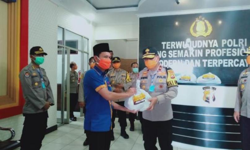 Penyerahan bantuan sembako oleh Kapolda Bengkulu Irjen Pol Drs. Supratman, MH kepada Ketua AMBO Aurego Jaya secara simbolis.