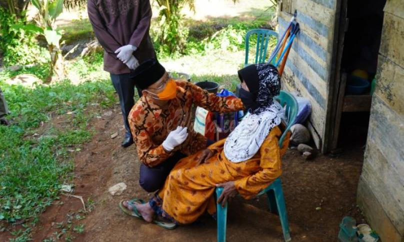 Nenek Ngatirah (90 tahun) warga Desa Desa Panca Mukti Kecamatan Pondok Kelapa Kabupaten Bengkulu Tengah. 