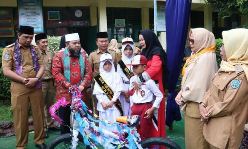 Dokumen foto Walikota Bengkulu saat menyerahkan hadiah sepeda peduli siswa.