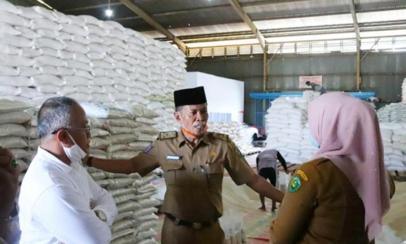 Plt Kepala Dinas Sosial Kota Bengkulu meninjau gudang Badan Urusan Logistik (Bulog) guna memastikan kesiapan bantuan pangan untuk masyarakat Kota Bengkulu.
