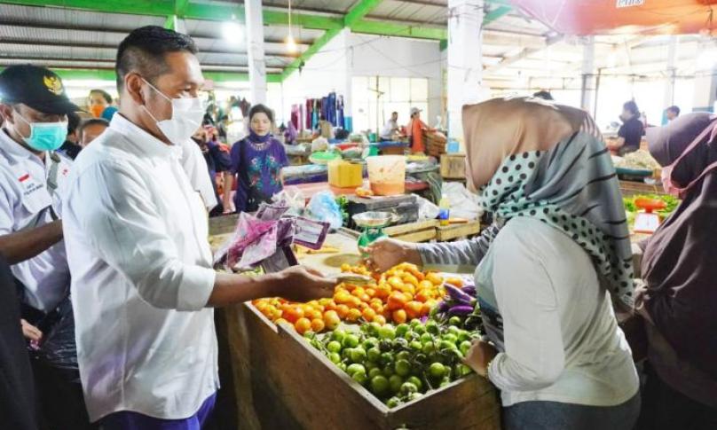 Wakil Gubernur Bengkulu Dedy Ermasyah saat membagikan masker gratis ke para pedagang pasar.