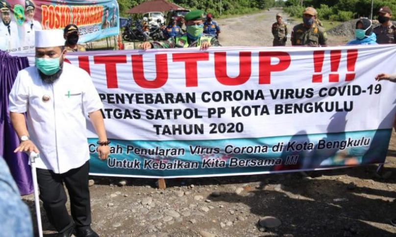 Helmi saat meninjau langsung posko Covid-19 di depan gang masuk eks lokalisasi bersama wakil walikota Dedy Wahyudi. Sudah dipasang spanduk ukuran besar di sana dengan tulisan ‘Ditutup!”