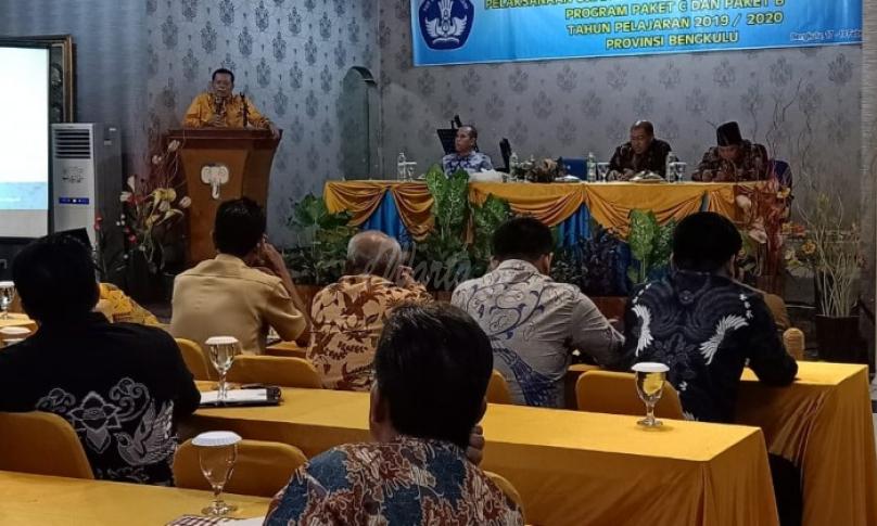 Rapat Koordinasi Ujian Nasional (UN) Tingkat SLTP sederajat di Hotel Pasir Putih, Pantai Panjang, Kota Bengkulu, Senin malam (17/2).