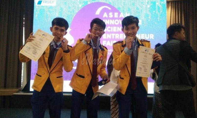 Tiga siswa SMA 10 Pentagon Kaur, peraih medali emas di ASEAN Innovative Science dan Enterpreneur Fair (AISEF) 2020 yang diselenggarakan Indonesian Younh Scientist Assocation (IYSA) di Kota Surabaya. 