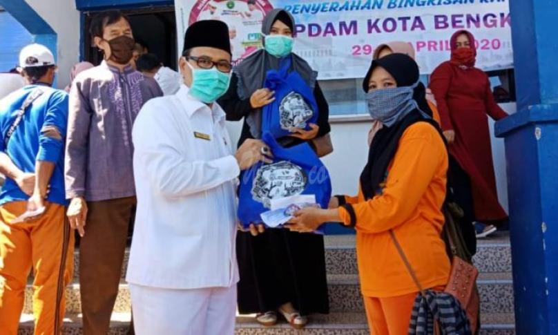 Sebagai bentuk rasa kepeduliannya kepada masyarakat, BUMD Pemerintah Kota (Pemkot) Bengkulu ini membagi-bagikan bingkisan berbuka puasa kepada masyarakat.
