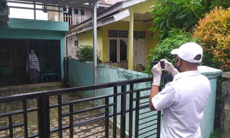 Bupati Bengkulu Selatan, Gusnan Mulyadi di dampingi Forkopimda dan Kadis Kesehatan saat mengunjungi kediaman pasien terkonfirmasi covid-19 tanpa gejala.
