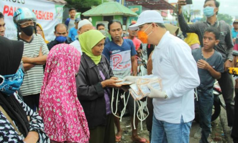 Gubernur bagikan masker untuk para pedagang di Pasar Minggu, Sabtu (2/5/20). 