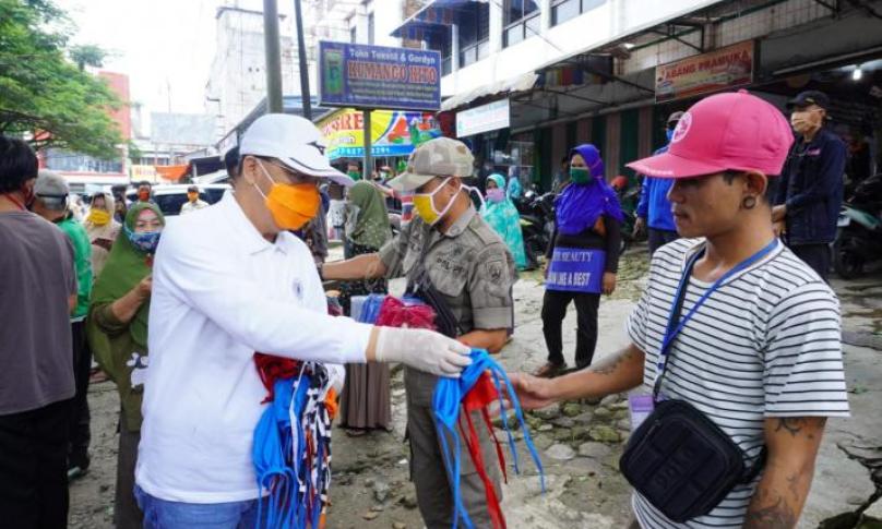 Gubernur Rohidin bagikan masker kepada pedagang dam tukang parkir di Pasar Panorama.