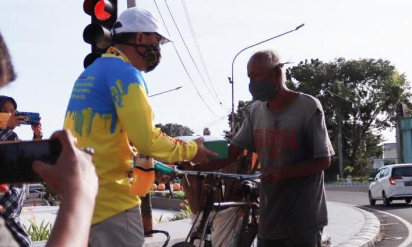 Saya berterima kasih banyak, kebetulan sejak Corona ini sangat susah pencaharian sekarang, untunglah bapak Gubernur mau bantu, ujar Pak Ujang berkaca - kaca.