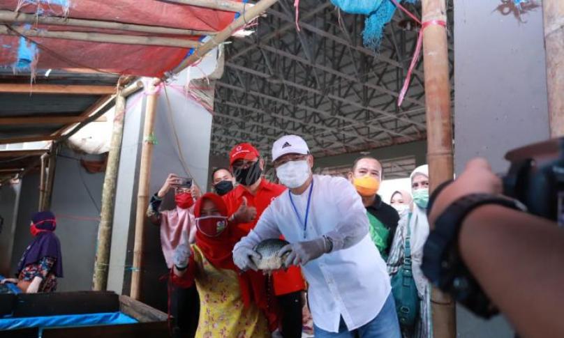 Gubernur Rohidin membagikan masker gratis di pasar tradisional Muara Aman Kabupaten Lebong, Jumat (7/5/20).