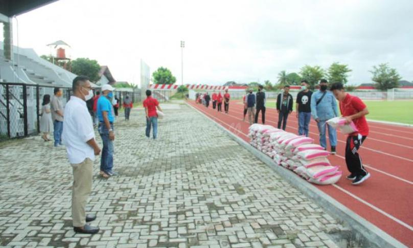 Wakil Gubernur Dedy Ermansyah menyerahkan 115 bantuan Beras Pemprov Bengkulu kepada Atlet Disabilitas, beberapa mantan atlet dan juga Pedagang kaki lima yang berjualan di sekitar Stadion Semarak Provinsi Bengkulu, (10/5).
