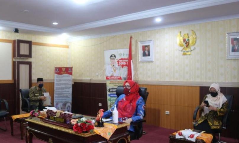 Asisten II Setda Provinsi Bengkulu Yuliswani mengikuti Webinar Ketahanan Pangan selama dan pasca Covid-19 pada hari Kamis (14/5) di Ruang VIP Pola Pemprov Bengkulu. 