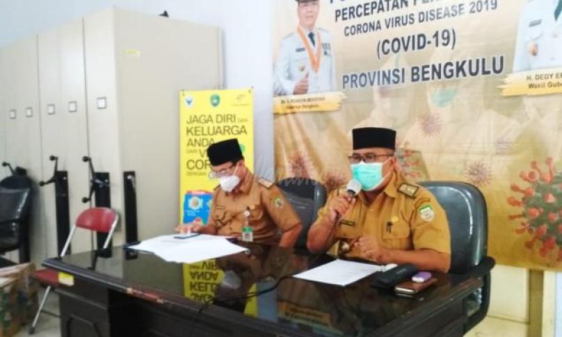 Posko ini dibuka setiap hari, untuk pagi hari dari jam 09.00 WIB – 12.00 WIB dan kemudian dilanjutkan siang hari mulai jam 13.30 – 15.00 WIB.   “Untuk rapid test tiap harinya kami melakukan pengambilan 100 sampel, sedangkan swab rata-rata 50 sampel,” terang Herwan.