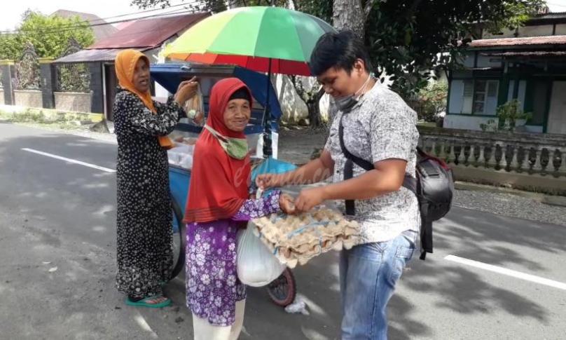 Forum Jurnalis Rejang Lebong berbagi Sembako gratis.