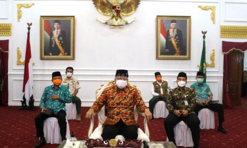 Gubernur Bengkulu Rohidin Mersyah mengikuti Video Conference (Vicon) bersama Menko Perekonomian, Menteri terkait dan Gubernur se-Indonesia, Kamis (21/5) bertempat di Gedung Daerah Balai Raya Semarak.