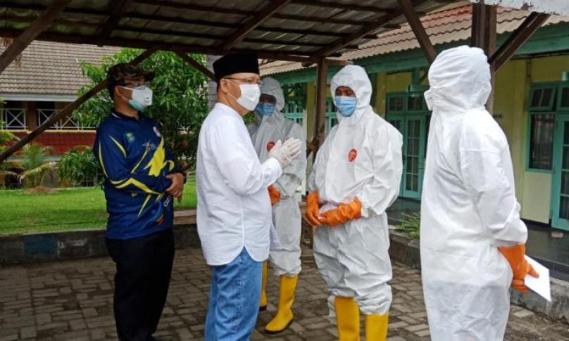 Sore ini (22/05), Gubernur Bengkulu Rohidin Mersyah kembali memberikan dukungan dan motivasi langsung ke lokasi isolasi tenaga medis di Balai Pelatihan Kesehatan (Bapelkes) provinsi Bengkulu.