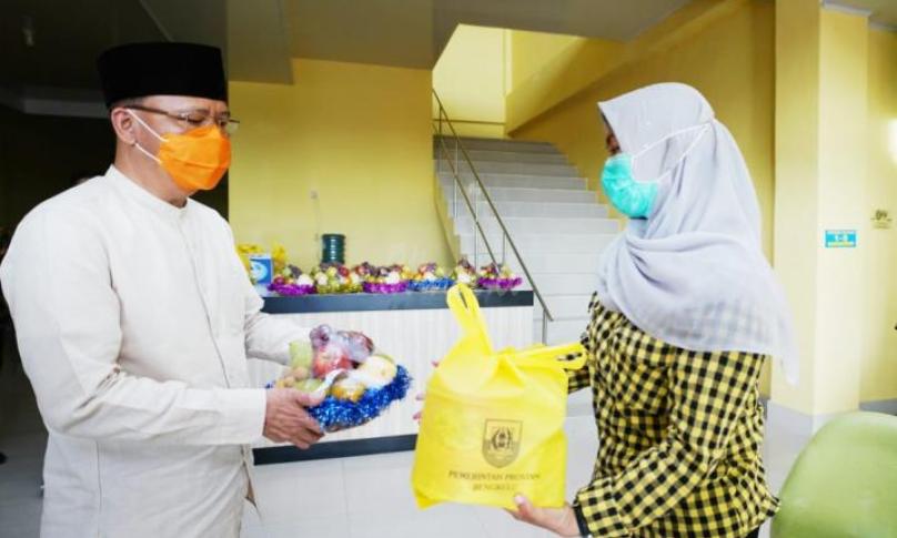 Sudah menjadi tugas kami, tanggungjawab sesuai sumpah. Kali inipun lebaran cuma bisa melalui video call," ucap Desmi yang bersyukur fasilitas karantina sudah cukup layak