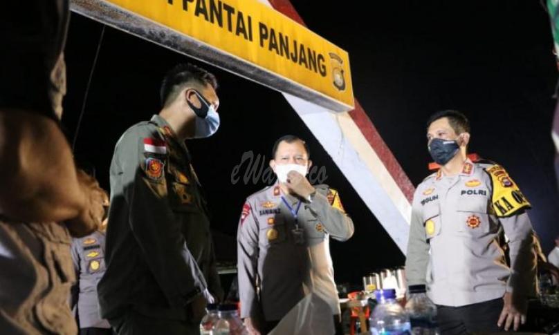 Bersama wakapolda, irwasda, beberapa pejabat utama Polda Bengkulu lainnya dan Gugus tugas Penanganan Covid-19, sejak isya Kapolda sudah standby di Pospol Pantai Panjang Bengkulu.