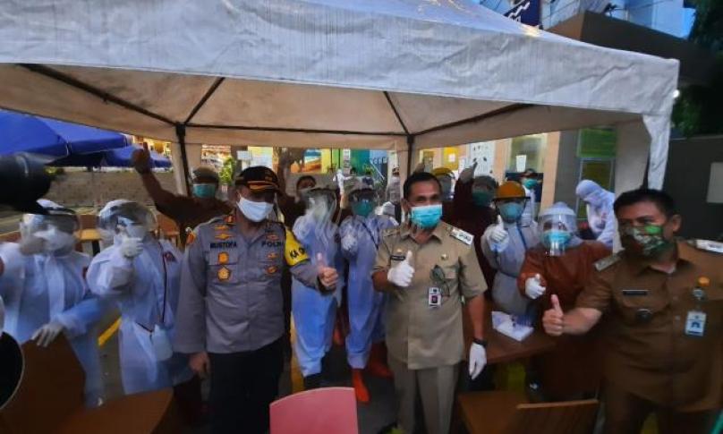 Walikota di dampingi Kapolres berswafoto bersama Tim Tenaga Kesehatan Lubuklinggau. Walikota di dampingi Kapolres berswafoto bersama Tim Tenaga Kesehatan Lubuklinggau.