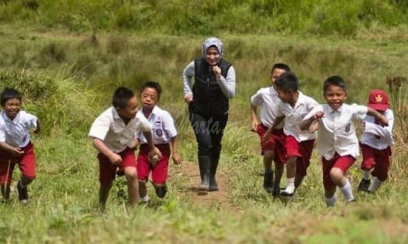 Bupati Luwu Utara akrab bersama siswa Sekolah Dasar.