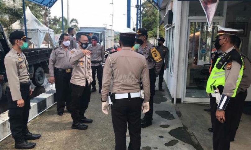 Petugas terus berjaga di posko-posko perbatasan.