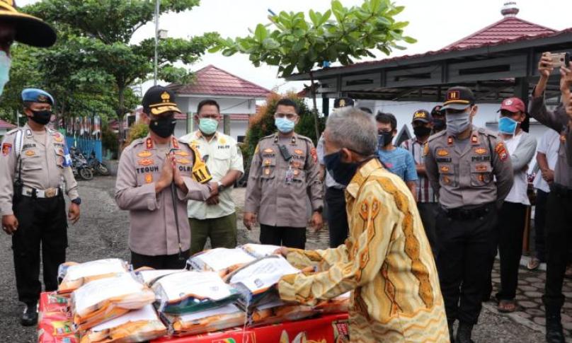 Kapolda Bengkulu Irjen Pol Drs Teguh Sarwono, M.Si.,  menyalurkan bantuan beras kepada masyarakat yang di Kabupaten seprovinsi Bengkulu .