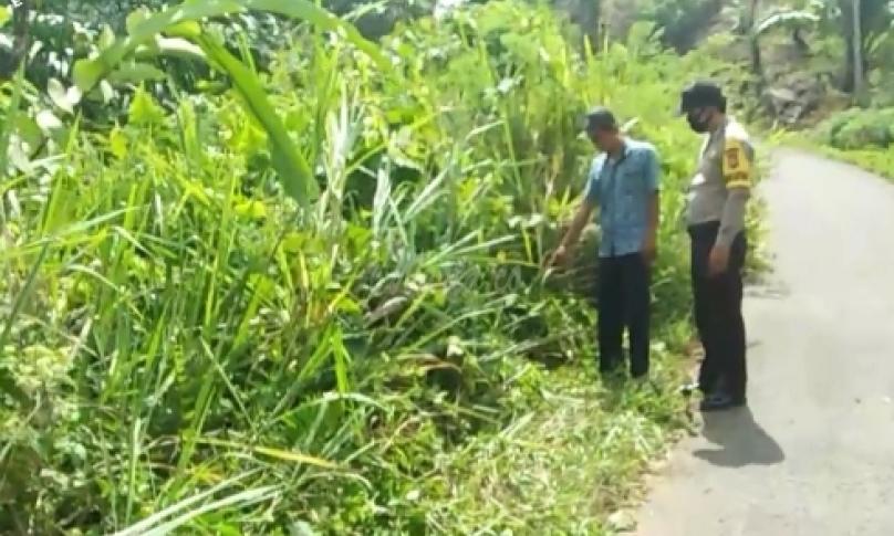 Tampak petugas dan warga sedang di lokasi kejadian korban terjatuh.