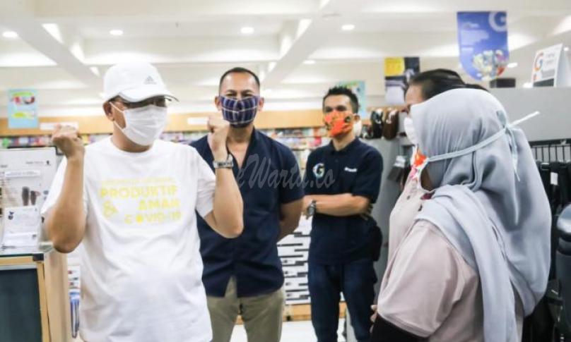 Dengan didampingi Manager Building Mega Bengkulu Edito Dwi Antoro, Gubernur Rohidin memasuki area pintu masuk mall dengan taat prosedur, seperti pemeriksaan suhu tubuh dan mencuci tangan.