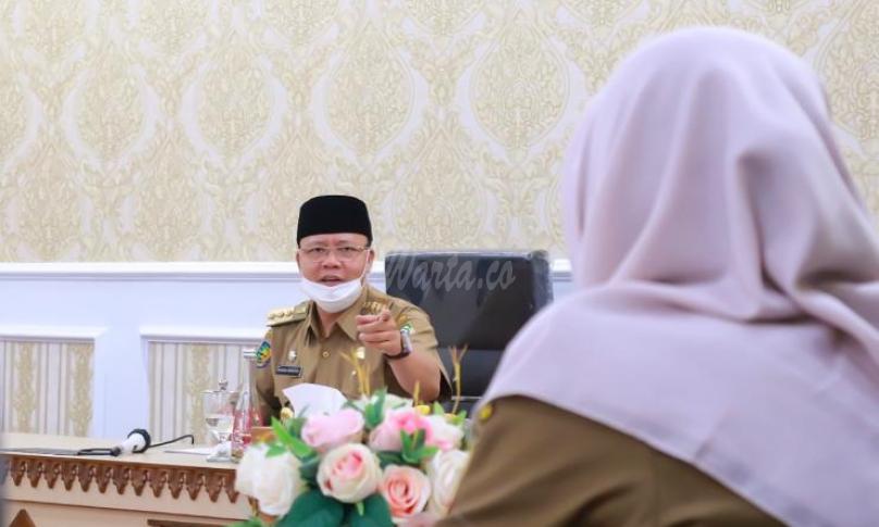 Gubernur Rohidin usai pimpin Rapat Pembahasan Permohonan Peningkatan Status Ruas Jalan di Kabupaten Bengkulu Tengah Menjadi Ruas Jalan Provinsi, di Gedung Daerah Balai Raya Semarak Bengkulu, Selasa (02/06).