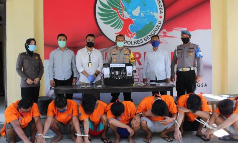 Kapolres Bengkulu AKBP Pahala Simanjuntak, S.IK, didampingi Kasat Narkoba IPTU Samson Sosa Hutapea, S.IK, tadi pagi Rabu (03/06) saat menggelar konferensi pers bersama awak media di Lobi Polres Bengkulu