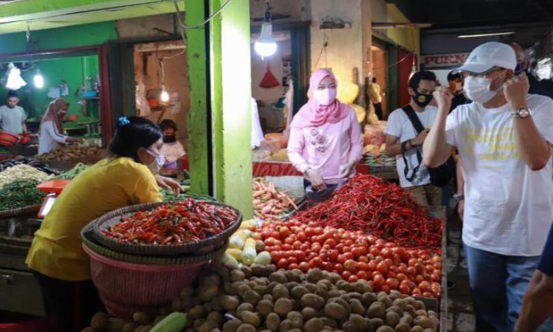Menanggapi curhatan tersebut, Gubernur Rohidin menyampaikan motivasi agar pedagang tetap semangat dan yakin perekonomian akan segera normal kembali.
