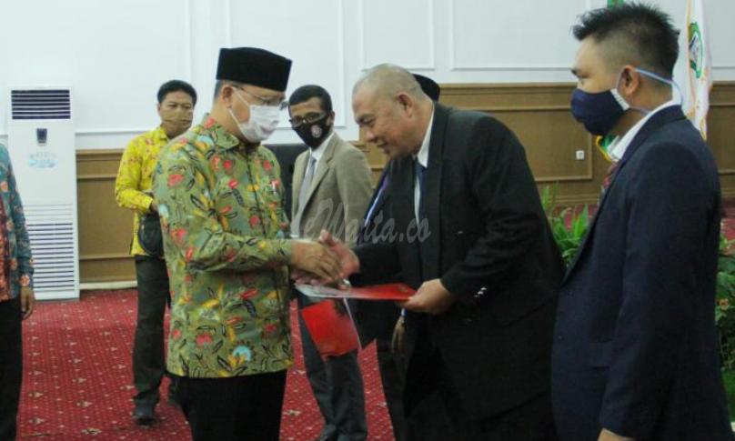Penyerahan SK kepada Tim Kuasa Hukum oleh Gubernur Bengkulu Dr. H. Rohidin Mersyah.