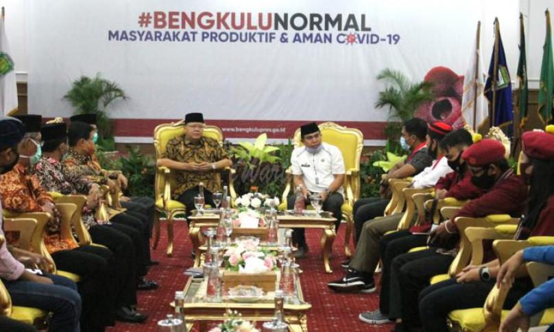 Gubernur Bengkulu Rohidin Mersyah menerima audensi gabungan organisasi Mahasiswa Cipayung Plus Bengkulu (HMI, PMKRI, GMKI, GMNI,  PMII, IMM, KMMI), Jum'at (12/6) di Gedung Daerah Balai Raya Semarak Bengkulu. 