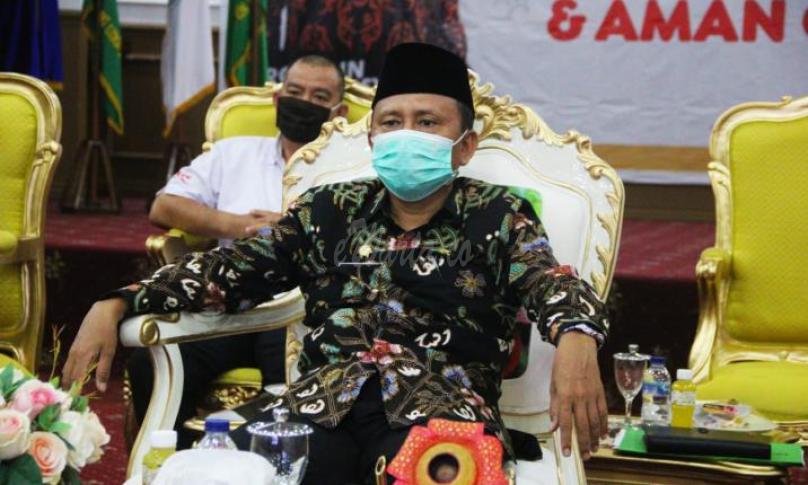 Sekda Provinsi Bengkulu Hamka Sabri usai mengikuti Video Conference Bersama Menko PMK dan Mendagri terkait Kesiapan Wilayah Perkotaan Menyambut Masyarakat Produktif dan Aman Covid-19, bertempat di Gedung Daerah Balai Raya Semarak Bengkulu, Jum'at (19/06).