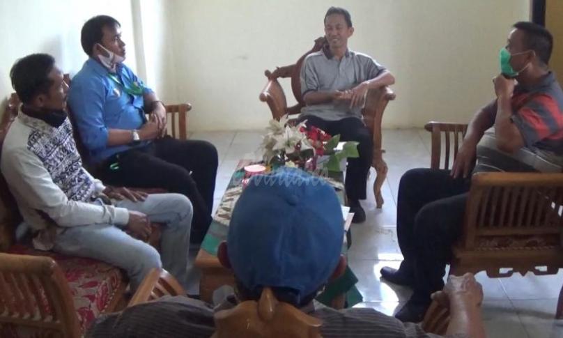 Perwakilan warga Desa Rawa Indah Seluma saat mendatangi Kantor Desa PMD.