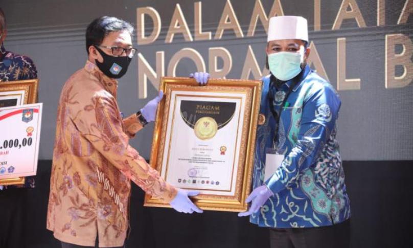 Walikota Bengkulu Helmi Hasan Senin (22/6/20) menerima langsung penghargaan pemenang lomba video inovasi daerah di gedung Sasana Bhakti Praja Kementerian Dalam Negeri (Kemendagri) yang diserahkan oleh Plt Sekjen Kemendagri M.Hudori.