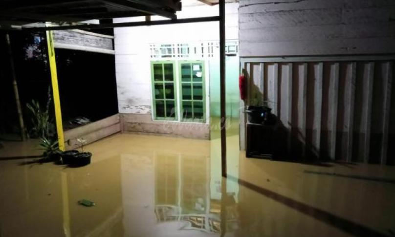 Salah satu rumah warga terendam kurang lebih setengah meter.