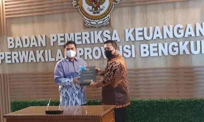 Bupati Mukomuko Choirul Huda menerima langsung penghargaan dari BPK RI.
