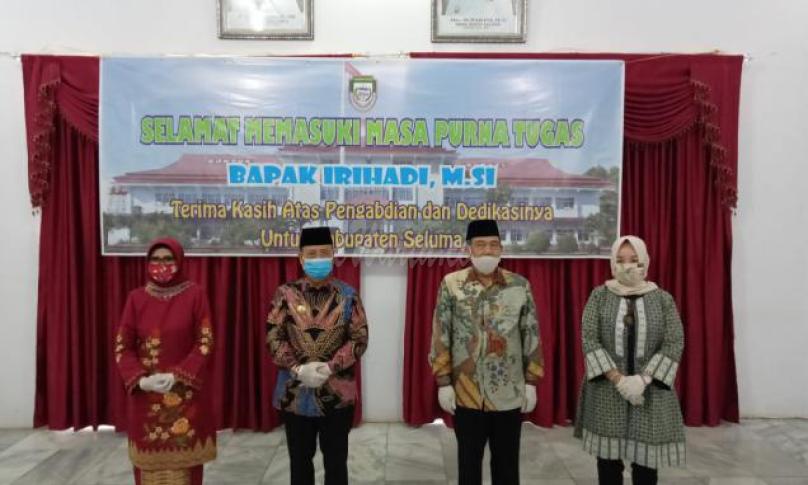 Bupati dan istri berswafoto bersama.