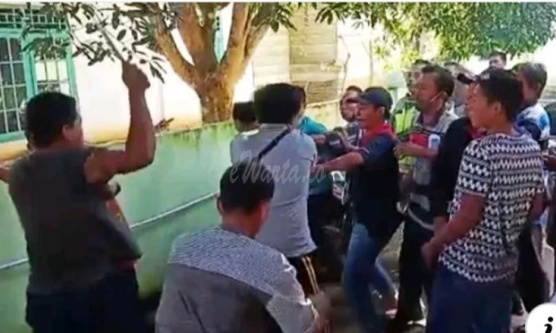 Pembagian Bantuan Langsung Tunai (BLT) Dana Desa di Kecamatan Ilir Talo diwarnai baku hantam antara perangkat desa dengan warga.