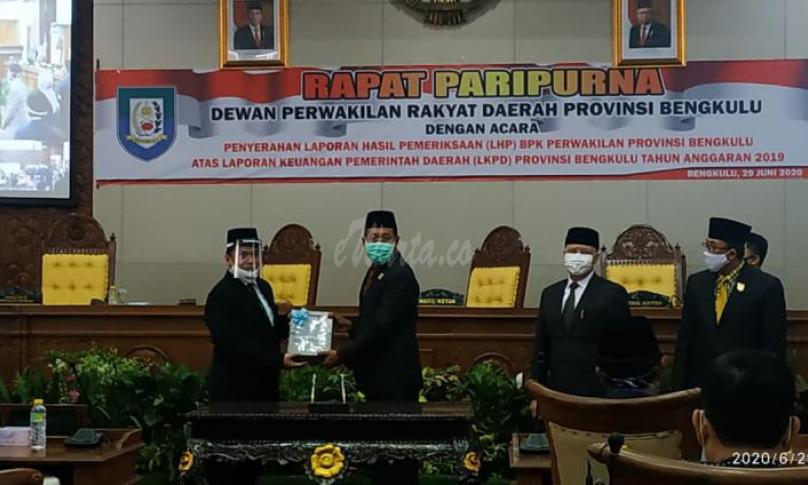 Penyerahan LHP BPK kepada Pimpinan DPRD provinsi Bengkulu.