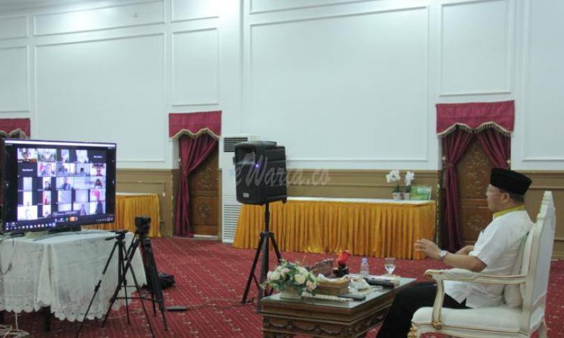 Gubernur Bengkulu Rohidin Mersyah saat menjadi Keynote Speaker Webinar Series 3 Kemenkes Bengkulu yang mengangkat tema 'Kesiapan Fisik, Psikologi dam Lingkungan Kerja di Era New Normal'.