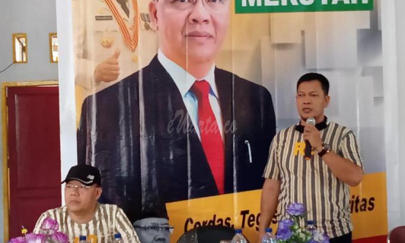 Ketua Tim Relawan Rohidin Mersyah Kabupaten Seluma, Ulil Umidi saat memberikan sambutan.